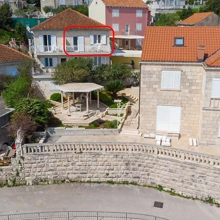 Siri, 1 Min Walk To The