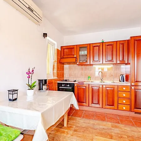 Siri, 1 Min Walk To The Daire *