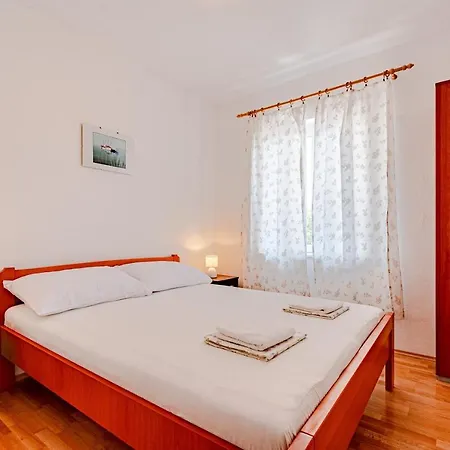 Siri, 1 Min Walk To The *