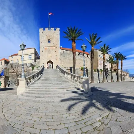 Siri, 1 Min Walk To The Apartment