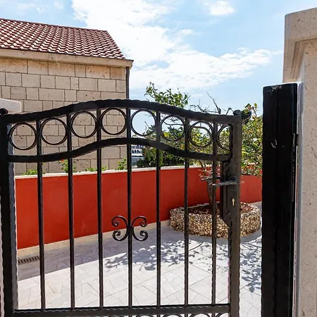 Siri, 1 Min Walk To The Korčula