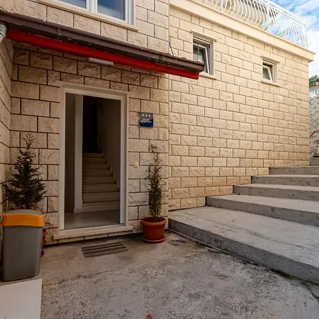 Siri, 1 Min Walk To The Daire Korčula