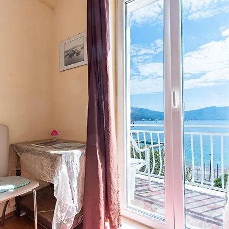 Siri, 1 Min Walk To The Korčula