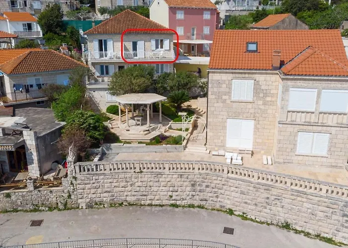 Siri, 1 Min Walk To The