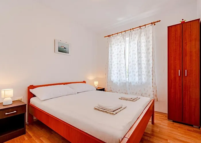 Siri, 1 Min Walk To The *