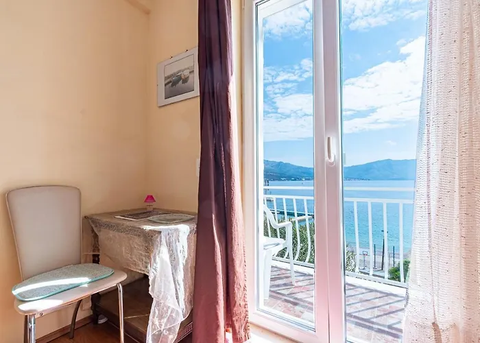 Siri, 1 Min Walk To The Korčula